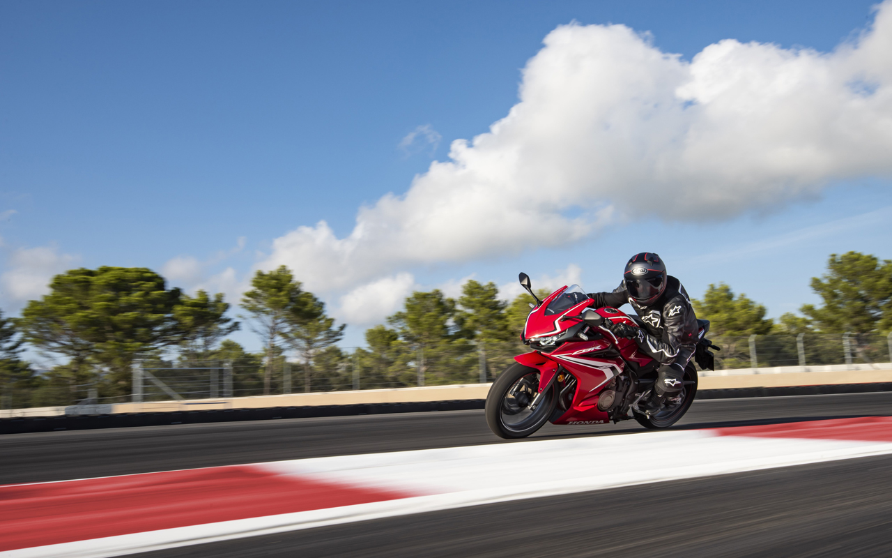 Honda改款後的CBR500R和上一代CBR500R的騎姿相比，變得更戰鬥